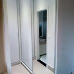 Roupeiro com porta de espelho em MDF Branco