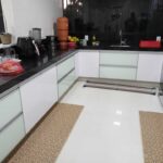 Cozinha em MDF laca com portas de vidro