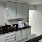 Cozinha em MDF laca com portas de vidro