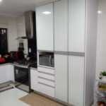 Cozinha em MDF laca com portas de vidro