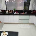 Cozinha em MDF laca com portas de vidro