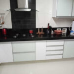 Cozinha em MDF laca com portas de vidro