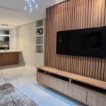 Painel de TV Ripado em MDF Peroba Berneck